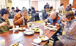 斐伊川流域の食材を使った料理を楽しむ参加者の写真