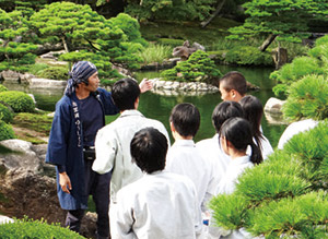 高校生の現場見学の様子の写真