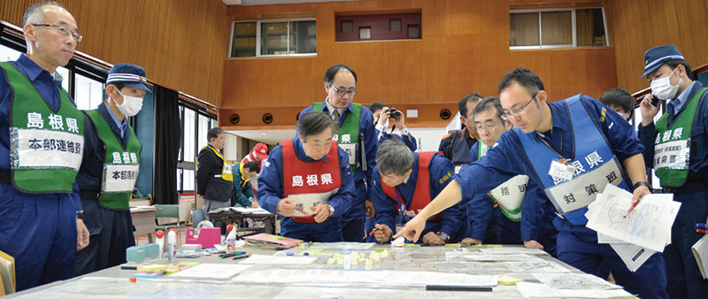 県と国など関係機関が行った国民保護図上訓練の様子の写真