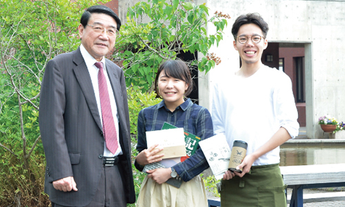 清原正義学長、北川香菜子さん、近藤秀行さんの写真