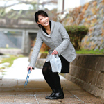 温泉街のごみ拾いを行う様子の写真