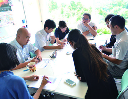 月曜日の朝に開くスケジュール会議の様子の写真