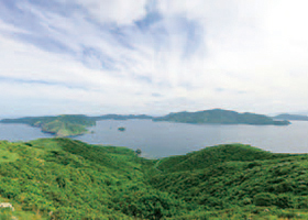 赤ハゲ山から望む隠岐島前カルデラの写真