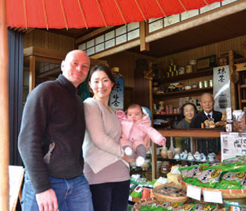 祖父・上領清一さんと孫の瑠美さんと上領茶舗の写真