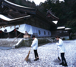 美保神社の朝御饌体験の様子