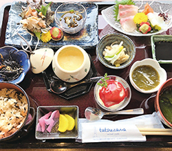 夕食付き夕日鑑賞ツアー限定の海鮮料理の写真