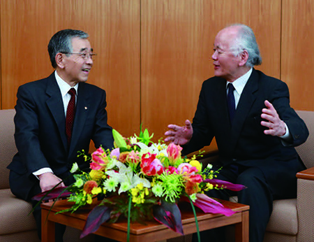 長谷川三郎館長と溝口善兵衛知事の写真2