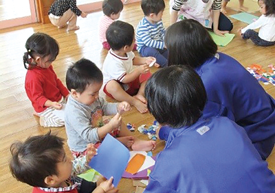 地域の中学生と子どもたちの交流の写真