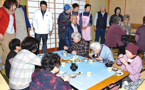 料理などを楽しみながら交流する「サロンこぞって」の写真