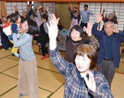 健康体操を楽しむ参加者の写真