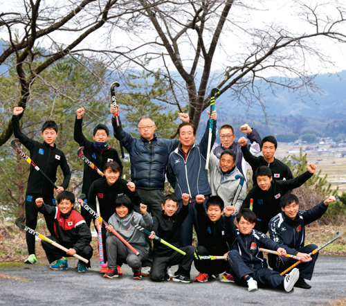 「次の地元国体では天皇杯を」と語る安部さん（後列左から3人目）、小櫻さん（同4人目）、児島さん（同5人目）の写真