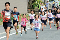 川内杯ジオパーク隠岐の島ミニマラソンで川内優輝選手と一緒に走る子どもたちの写真