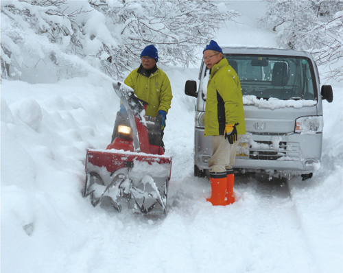 民家までの道路を除雪する様子