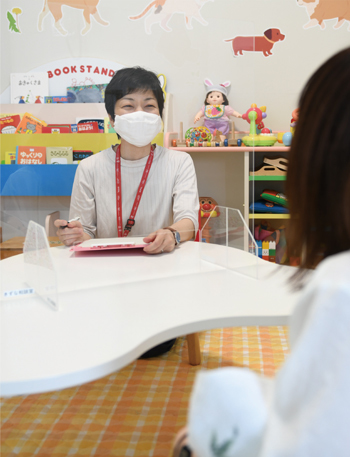 出雲市母子健康包括支援センター「きずな」で相談を受ける保健師の写真