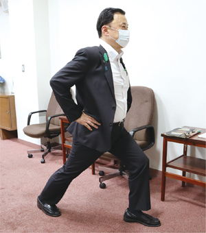 ストレッチをする丸山知事の写真