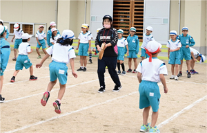 体育の授業で子どもたちを指導する菅野悠さんの写真