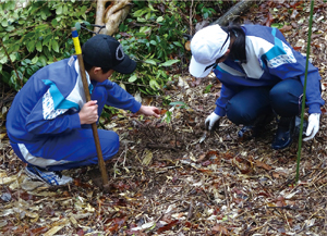 植樹活動に参加した瑞穂中学校の生徒の写真