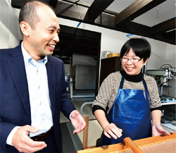 アドバイザーと談笑する大東さんの写真