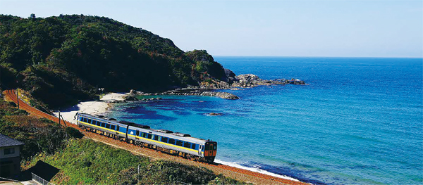 海辺をはしる電車の写真