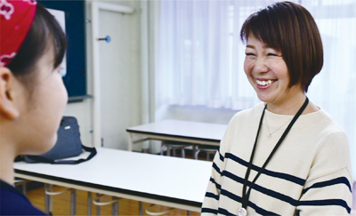 高校生と談笑する大地本さんの写真