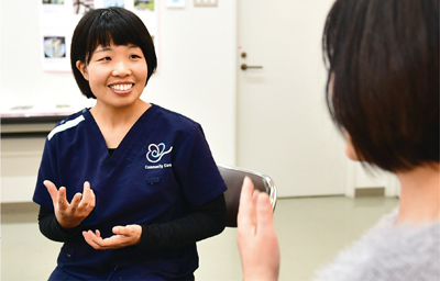 地域住民と対話する古津さんの写真