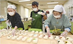 調理するおむすび実行委員会のメンバーの写真