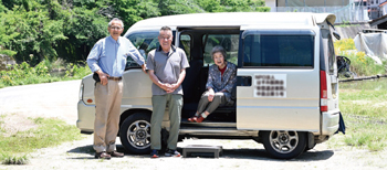 「はすみデマンド」運行の車に乗車する写真