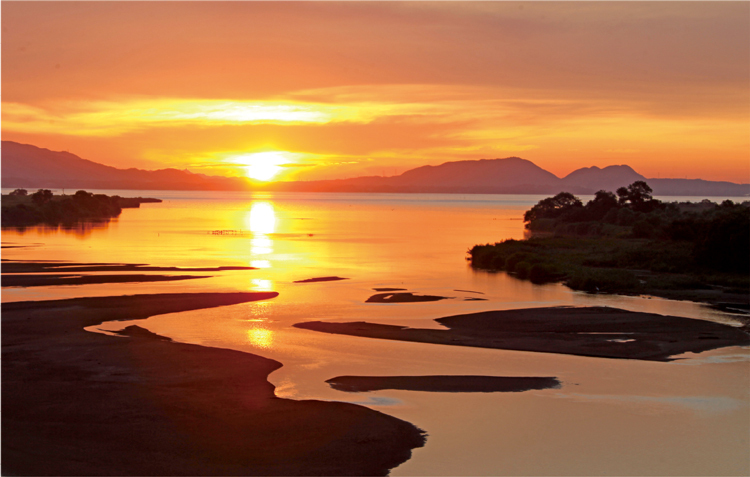 斐伊川の朝日の写真