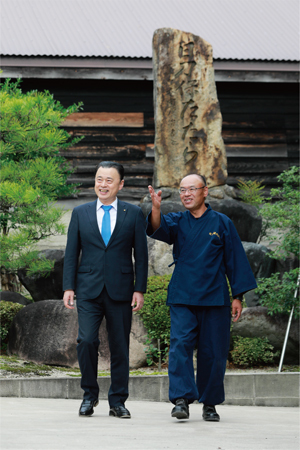 堀尾薫氏と丸山達也知事の写真-1