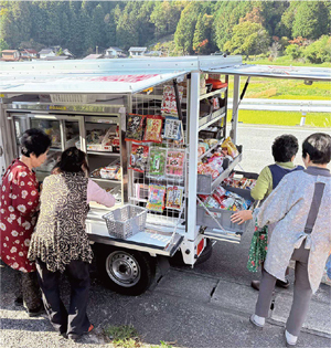 見守りを兼ねた移動販売の取組（奥出雲町亀嵩地区・三沢地区）の写真