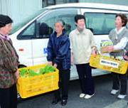 ふれあいバスでの野菜出荷の様子