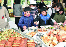 地域食材を使ったふるさと教育活動（1日レストラン）の写真