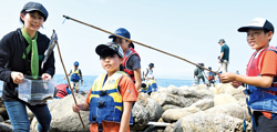 明屋海岸／岩場でのボッカ釣り・火山による中ノ島の成り立ちを学習する様子1