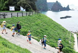 明屋海岸／岩場でのボッカ釣り・火山による中ノ島の成り立ちを学習する様子2