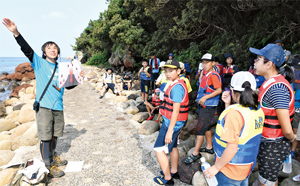 明屋海岸／岩場でのボッカ釣り・火山による中ノ島の成り立ちを学習する様子3