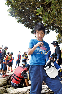 明屋海岸／岩場でのボッカ釣り・火山による中ノ島の成り立ちを学習する様子4