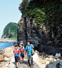 明屋海岸／岩場でのボッカ釣り・火山による中ノ島の成り立ちを学習する様子5