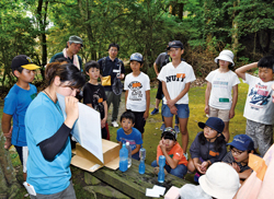 金光寺山／山頂に水が湧く不思議を学習する様子