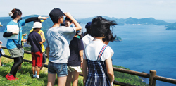 赤ハゲ山／島前カルデラに浮かぶ島々を一望・火山活動でできた独特の地形を学習する様子