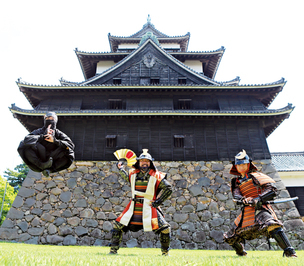 「毎年が正念場」と言いながら松江城で観光客をもてなす「まつえ若武者隊」の（左から）忍者月照さん、本間亀二郎隊長、堀川茶々丸さんの写真