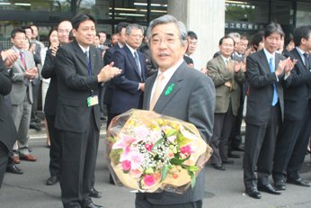 溝口知事の初登庁の様子