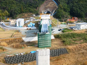 建設途中の山陰道