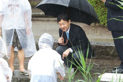 母衣小児童とご歓談になる皇太子殿下