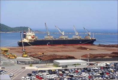 北米からの原木を積みおろす運搬船（浜田港）