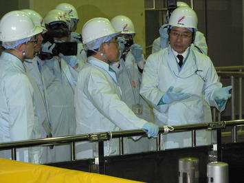 島根原子力発電所の安全対策について説明を受ける知事