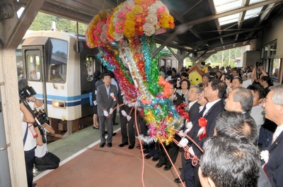 三江線の全線運転再開を喜ぶ関係者