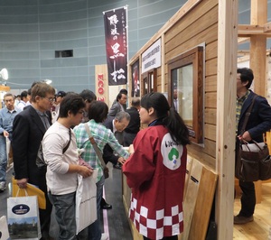 にぎわう県産木材製品展示・商談会の様子