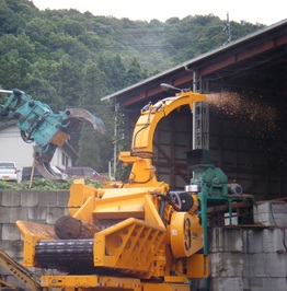 最新の大型燃料用チップ製造機