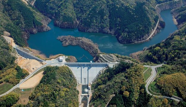 上空から見た第二浜田ダム（右：本体ダム、左：鞍部ダム）（平成28年4月撮影）