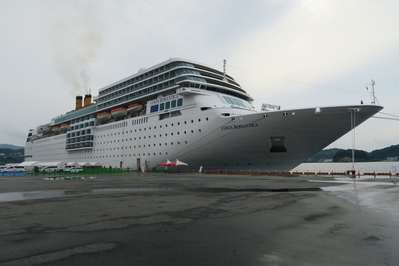 イタリア客船コスタ・ネオロマンチカ号が停泊している様子。